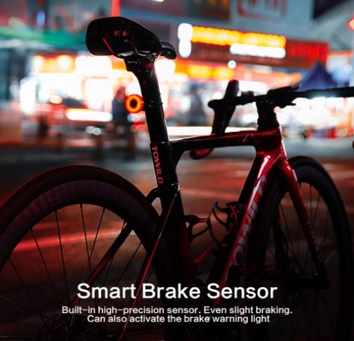 TOWILD cykelbaglygte med automatisk bremsesensor USB genopladelig Vandtæt IPX7 3 sikkerhedstilstande Ultralys for sikker natkørsel